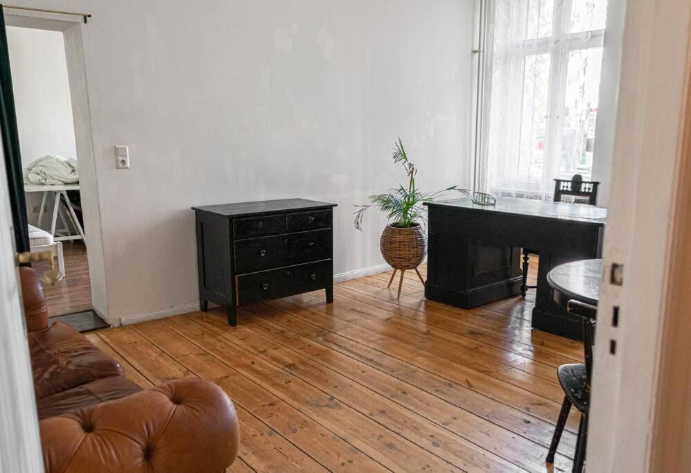 Artistic Altbau Apartment Berlin